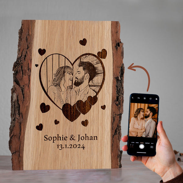 Pyrografie hartjes portret op hout met schors