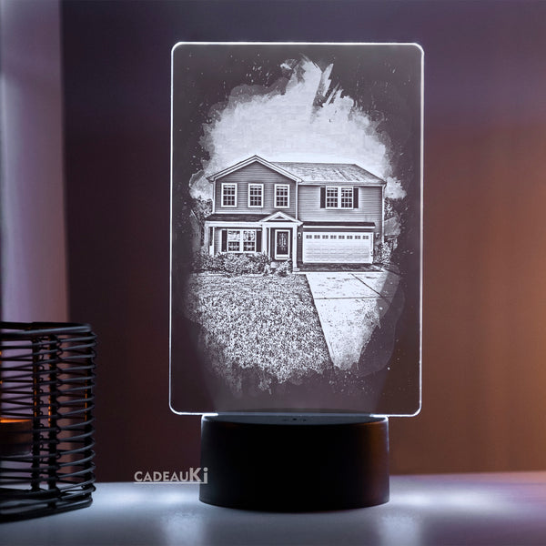 Gegraveerde huis-portret lamp op een bureau - ideaal housewarming cadeau.