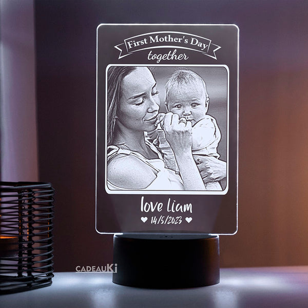 Gepersonaliseerde Moederdag LED-Lamp uitgeschakeld met foto van moeder en baby.