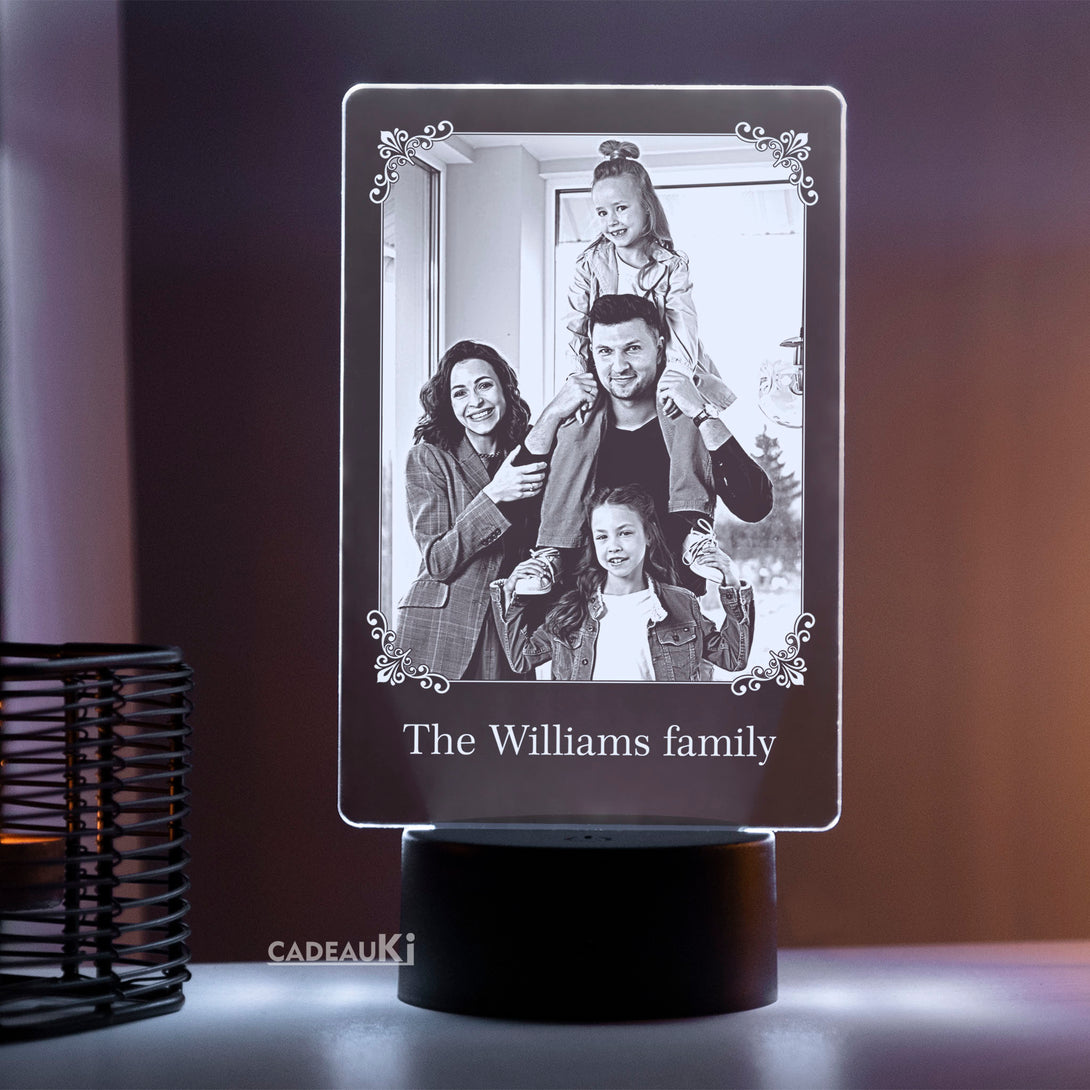 Uitgeschakelde persoonlijke foto lamp met gegraveerde familiefoto in zwart-wit.