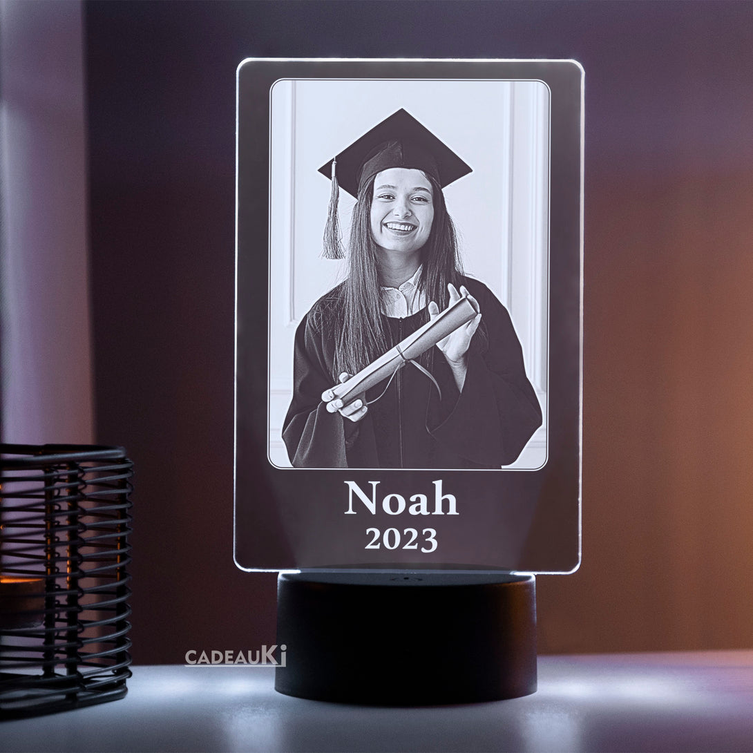 Gepersonaliseerde afstudeerlamp met LED-verlichting en gravure 'Noah 2023' in uitgeschakelde toestand.