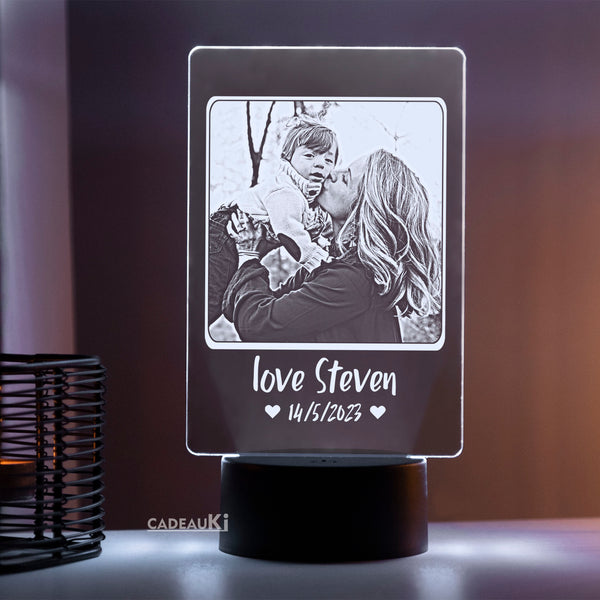 Gepersonaliseerd LED-licht met gegraveerde foto in witte gloed voor een liefdevol geschenk.