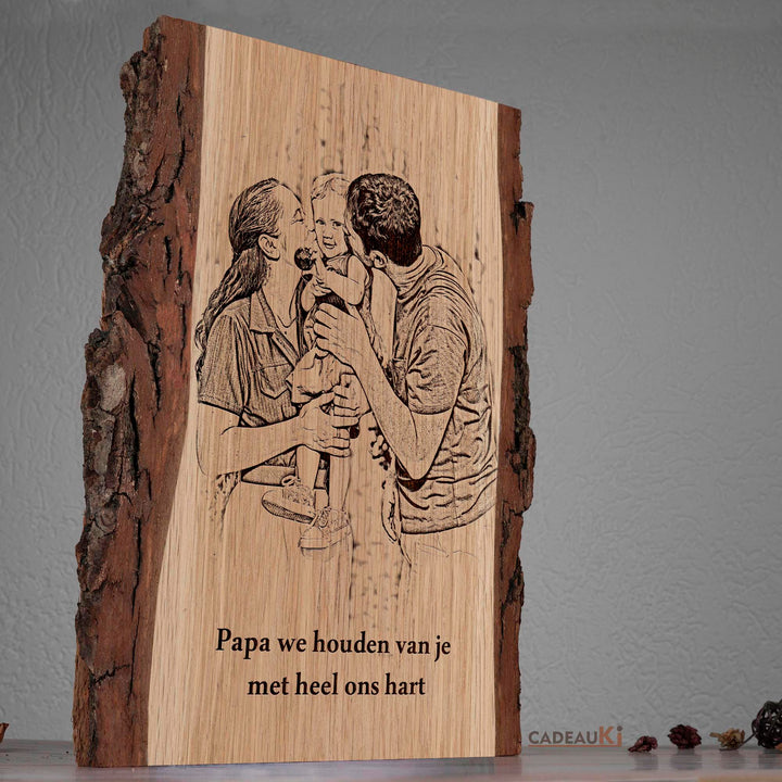 Zijaanzicht van gepersonaliseerde houten plank met foto van gezin en tekst "Papa we houden van je met heel ons hart"