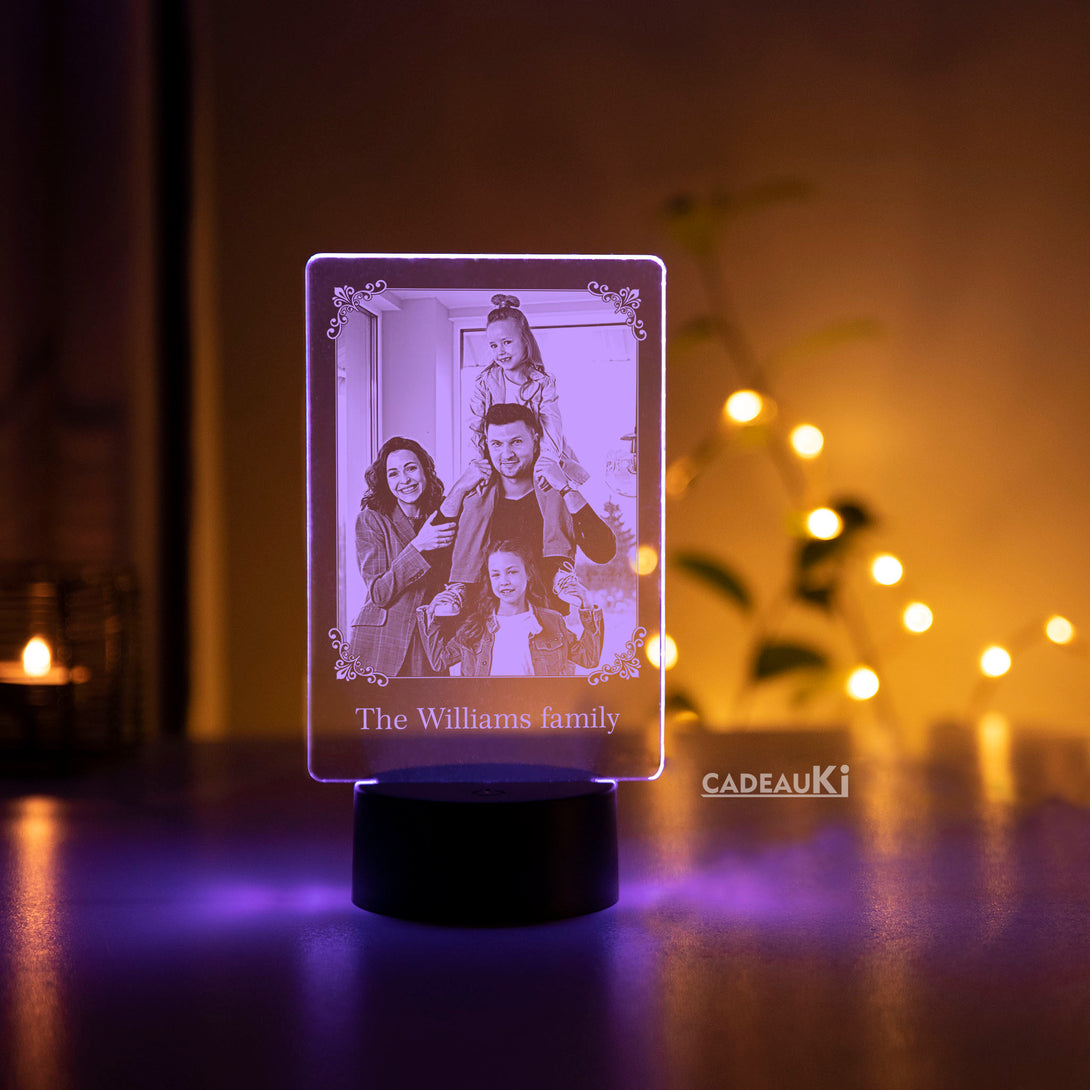 Aangelichte persoonlijke foto lamp met paarse verlichting en gegraveerde familiefoto.