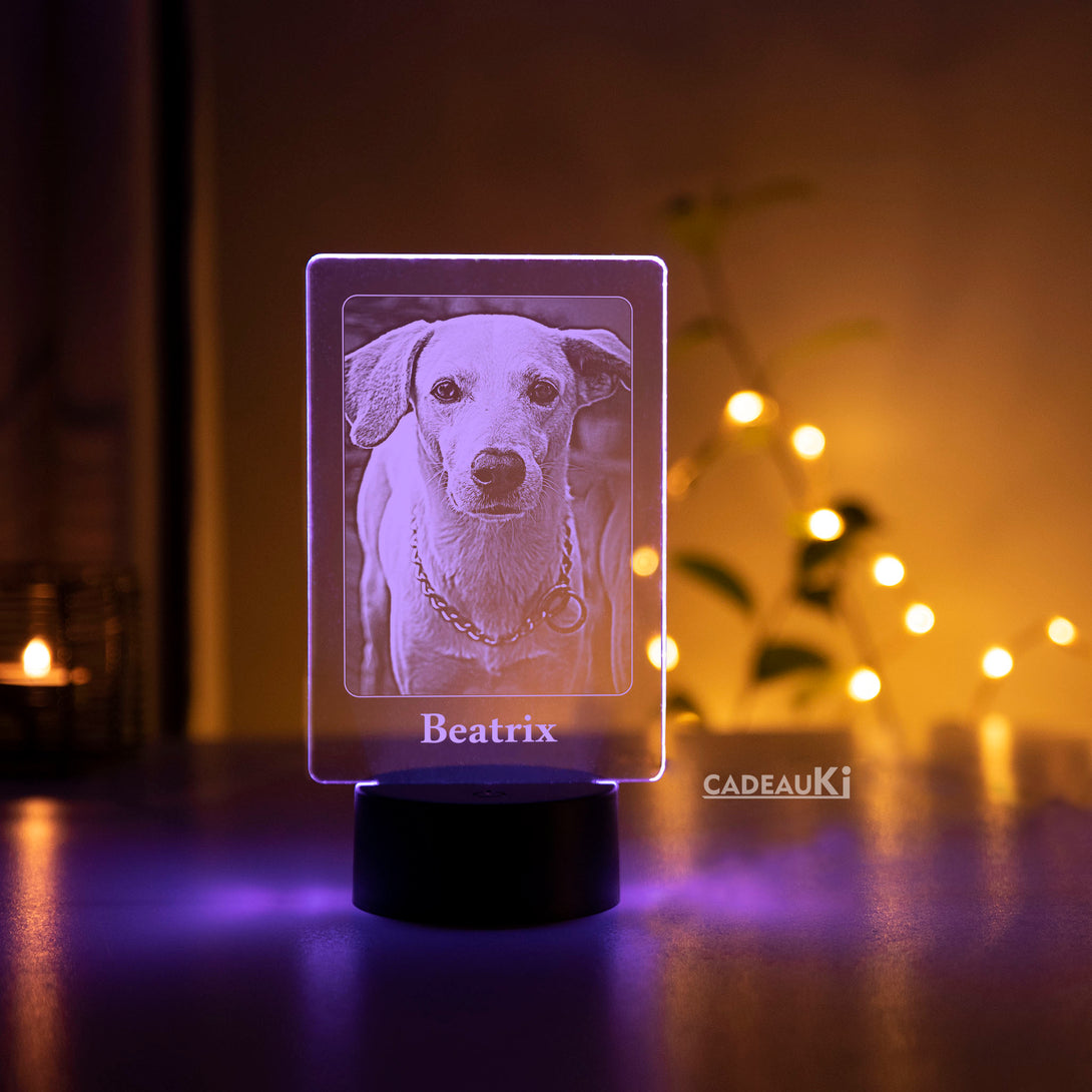 LED-lamp met gegraveerde hondenfoto 'Beatrix' verlicht in paarse tint