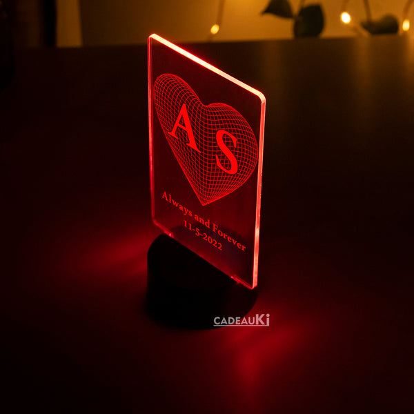 Rood verlicht gepersonaliseerd liefdeshart LED-nachtlampje met initialen en een speciale datum, ideaal voor jubileumgeschenken