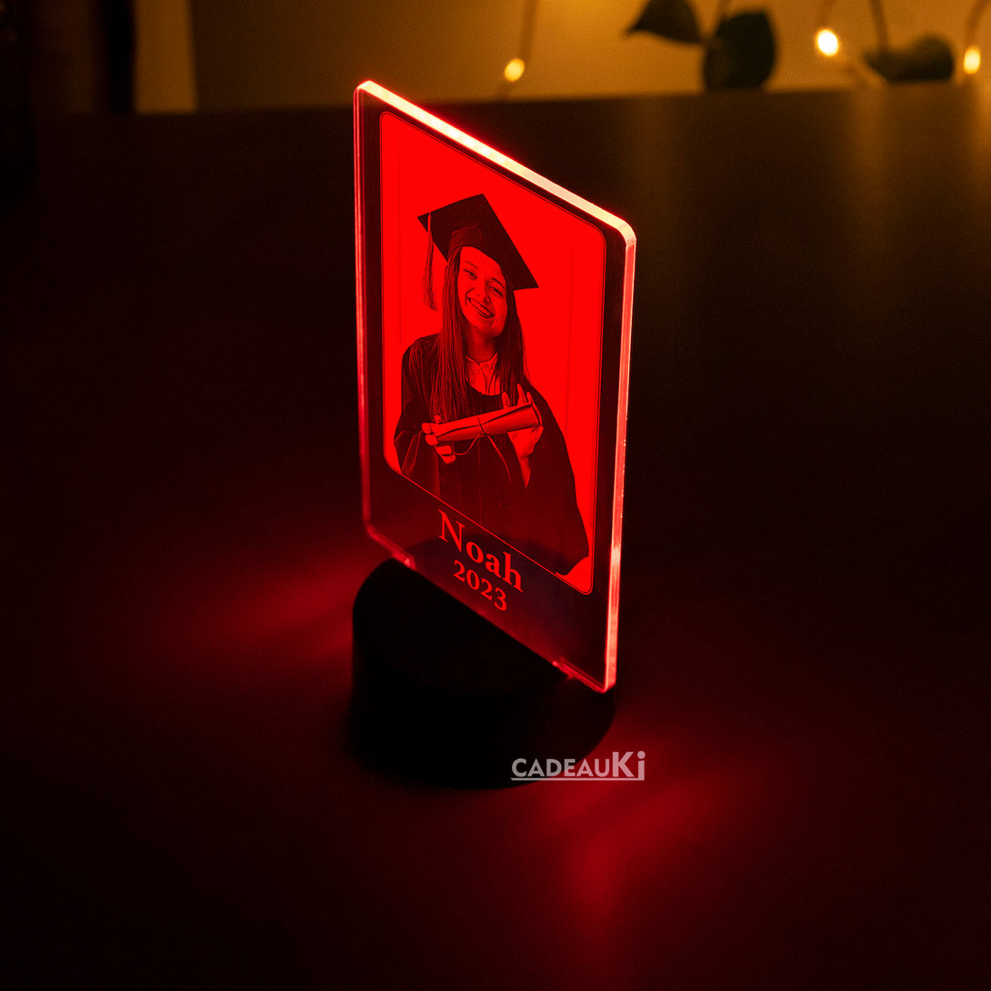 Rode verlichting LED-fotolamp met gravure 'Noah 2023' - uniek afstudeercadeau.