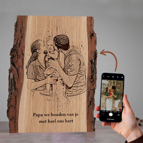 Gepersonaliseerde houten plank met foto van gezin, gebrand op hout, en tekst "Papa we houden van je met heel ons hart".