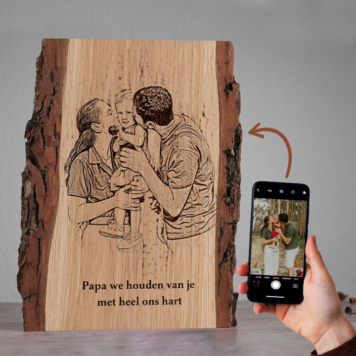 Gepersonaliseerde houten plank met foto van gezin, gebrand op hout, en tekst "Papa we houden van je met heel ons hart".