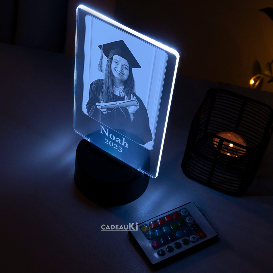 Blauw verlichte gepersonaliseerde afstudeerlamp met gravure 'Noah 2023'.