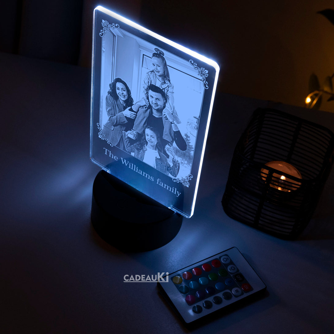 Blauw verlichte persoonlijke foto lamp met gegraveerde familiefoto.