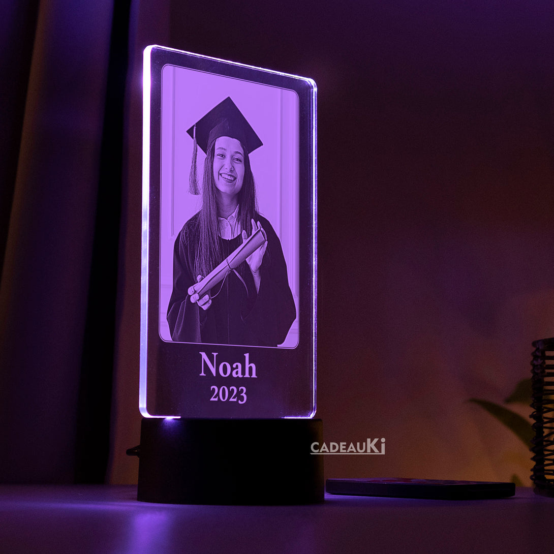 Paarse verlichting LED-fotolamp met persoonlijke gravure 'Noah 2023'.