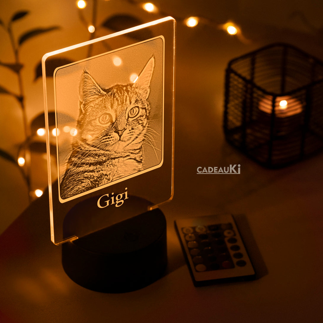 Op maat gegraveerde LED-lamp met kattenportret 'Gigi' in een ontspannende oranje gloed.