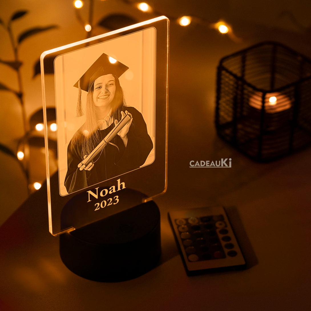 Gepersonaliseerde LED-fotolamp in oranje verlichting met de naam 'Noah 2023' gegraveerd.