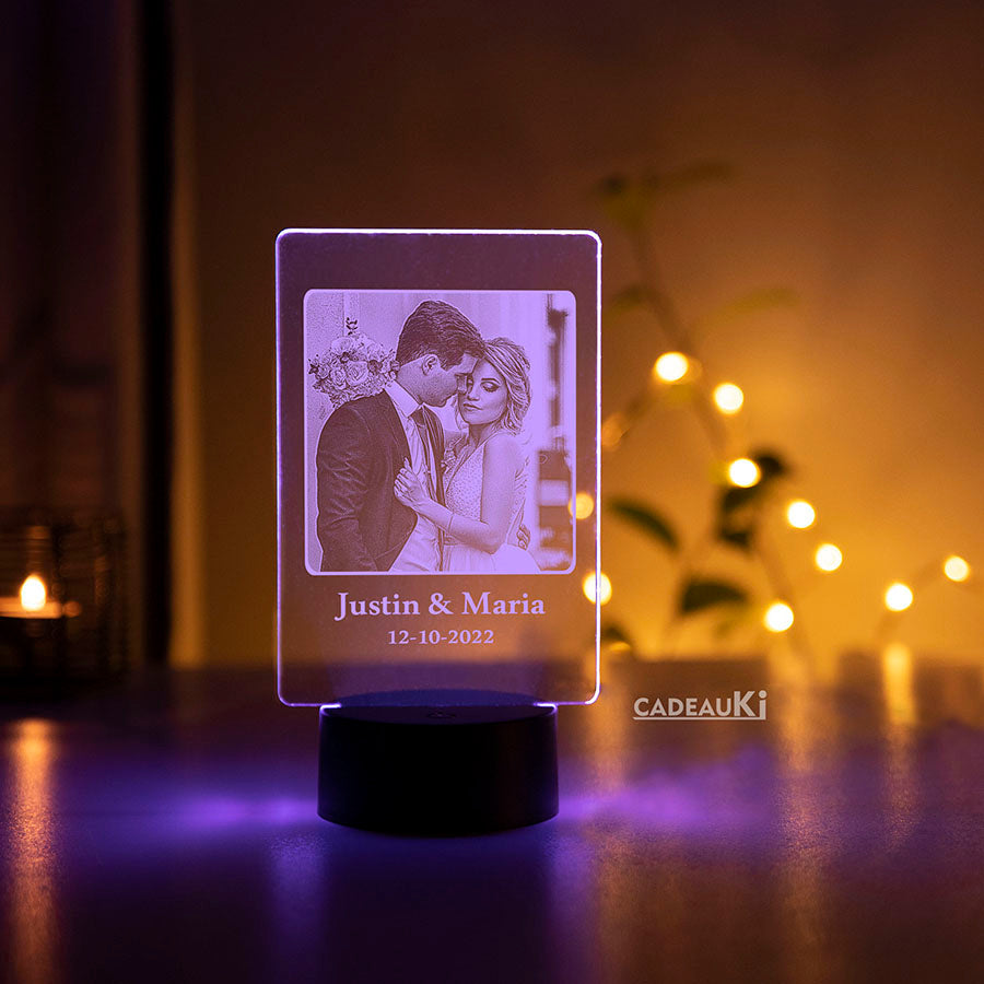 Sfeervolle gepersonaliseerde LED fotolamp met paarse verlichting en liefdesfoto.