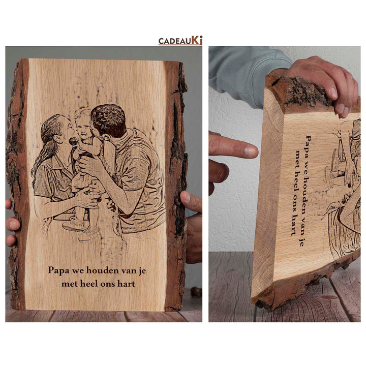 Voor- en zijaanzicht van gepersonaliseerde houten plank met foto van gezin en tekst "Papa we houden van je met heel ons hart".