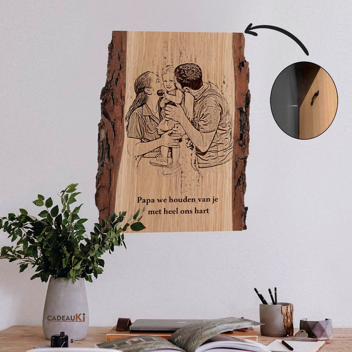 Gepersonaliseerde houten plank met foto van gezin aan muur bevestigd, met tekst "Papa we houden van je met heel ons hart".